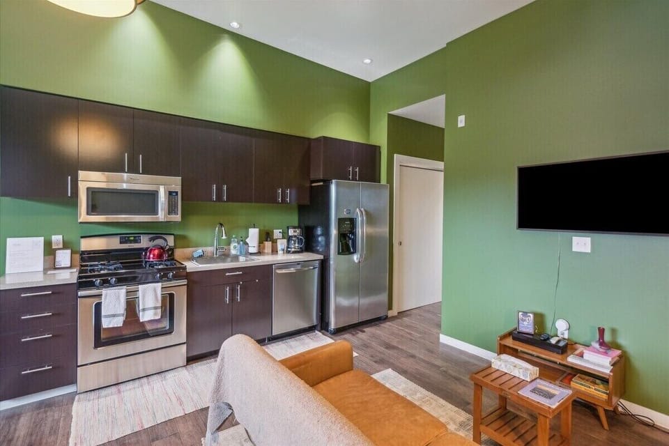 From gourmet meals to simple snacks, this kitchen has all the tools and amenities to make cooking a joy.