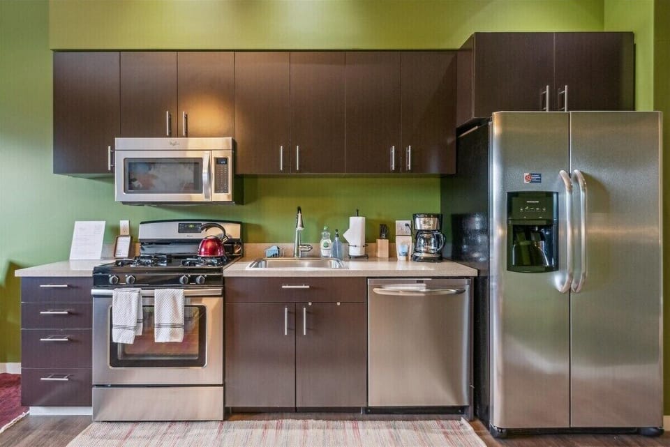 Whether you're a seasoned chef or a beginner, this kitchen’s stainless appliances and full set of cooking tools are ready for anything.