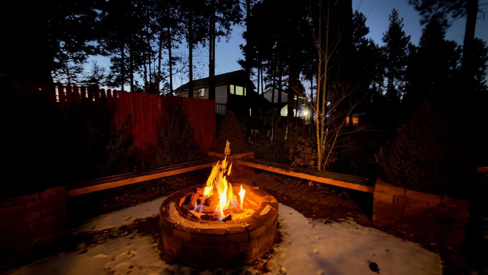 Gather around the gas fire pit under the starry Flagstaff sky, a cozy spot for evening conversations and roasting marshmallows.
