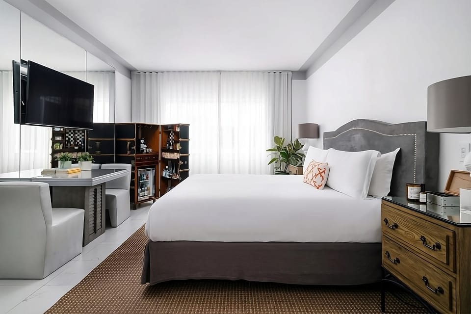 Unit with 1 King size bed. Exact unit will be assigned upon arrival. Views, colors and decor may vary.