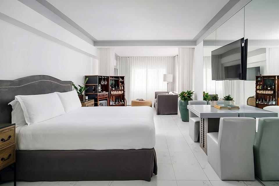 Unit with 1 King size bed. Exact unit will be assigned upon arrival. Views, colors and decor may vary.