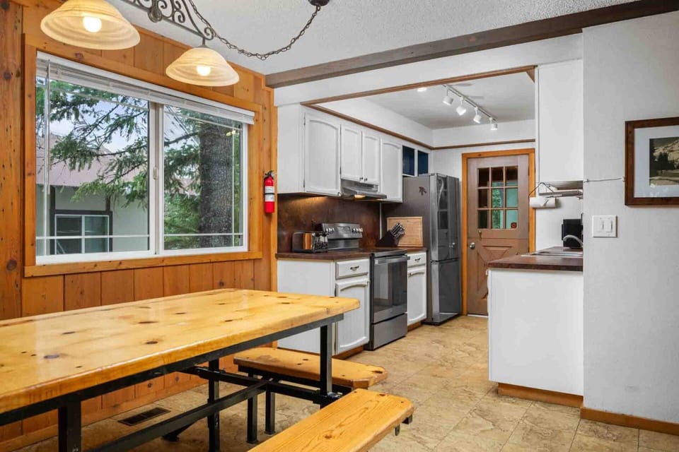 Cook delicious meals for breakfast, lunch, and dinner in this fully equipped kitchen.