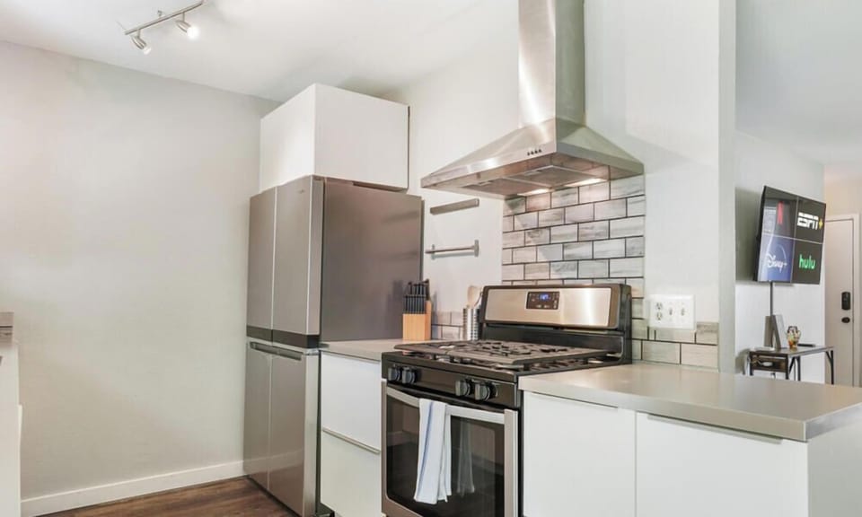 Full kitchen with all the essentials plus dishwasher