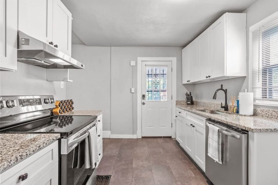 This kitchen has everything you could need and the extras you want.