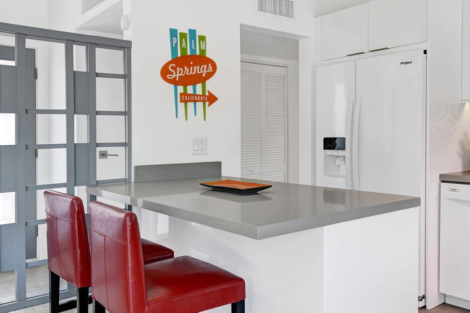 KITCHEN COUNTERTOP SEATING TIGHT