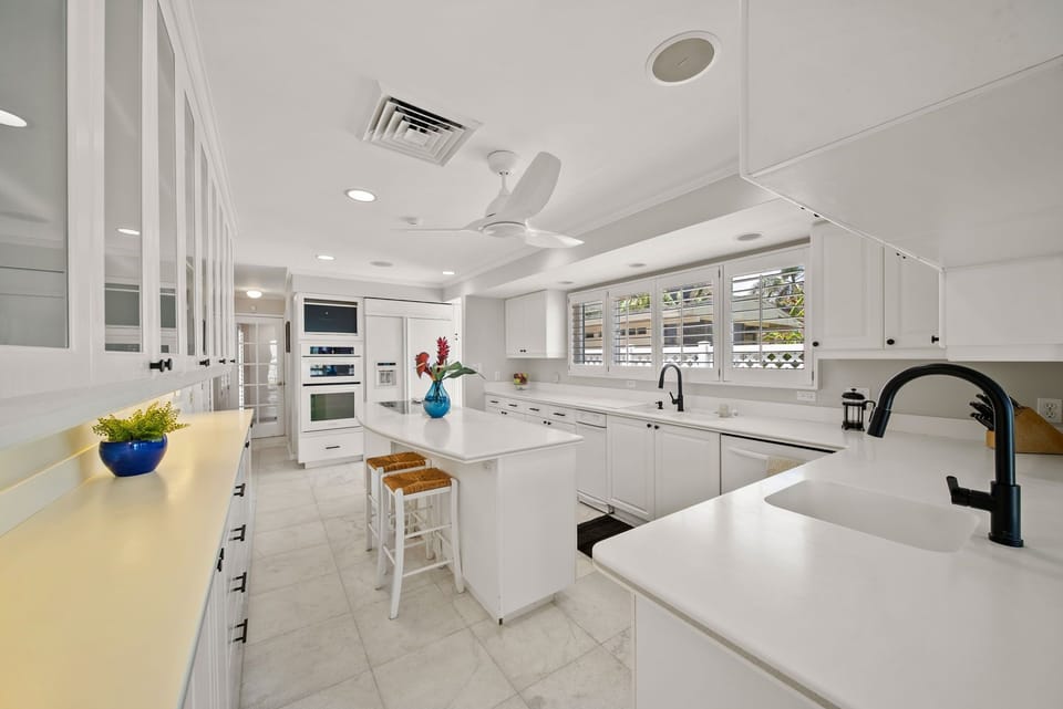 A chef’s delight with premium appliances, perfect for creating fresh seafood dishes and Hawaiian-inspired cuisine.