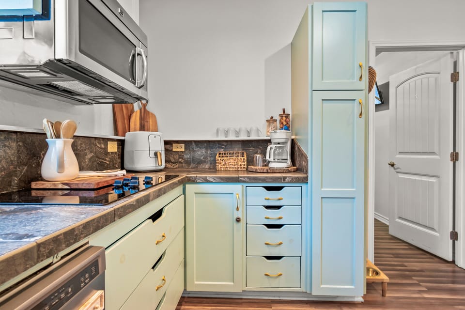 Fully stocked kitchen!