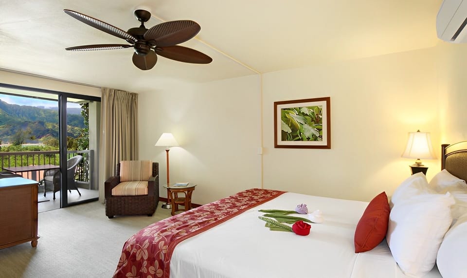 Master Suite with King bed, bathroom and private lanai with breathtaking views