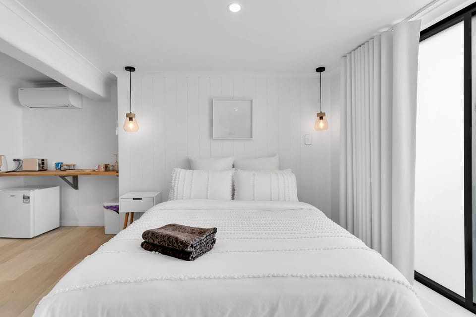 Clean bedroom with Aircon & mini fridge