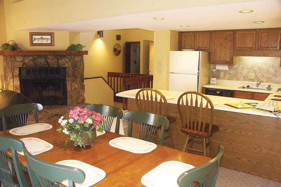 Gather around your dining table for a nice meal!