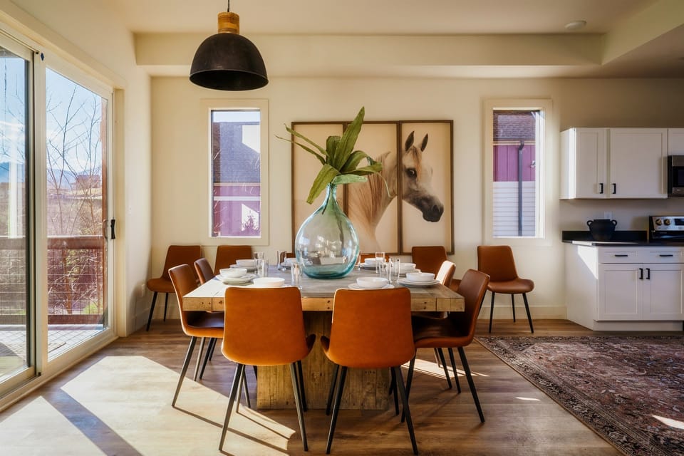 Gather around with the whole gang for home cooked meals or takeout  the in dining room when you’re not chowing down at Old Mill Restaurant  or enjoying a night show like Hatfield and McCoys Dinner Feud!