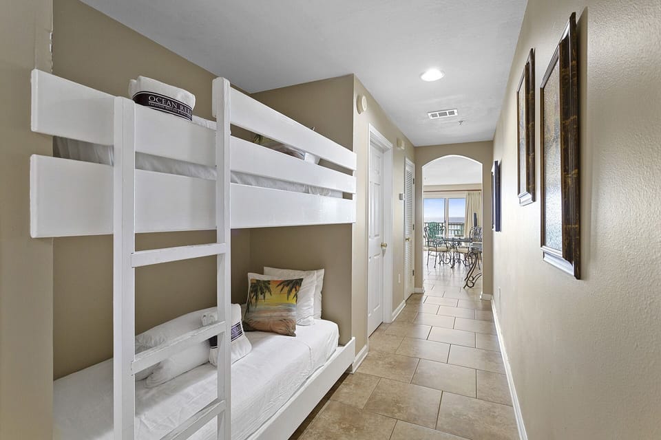 24-Windancer-301-Bunk-Nook