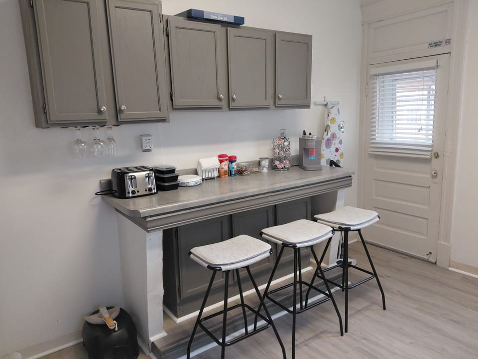 Kitchen Breakfast Bar Keurig Coffee Maker Regular and Ice Coffee option, Coffee 