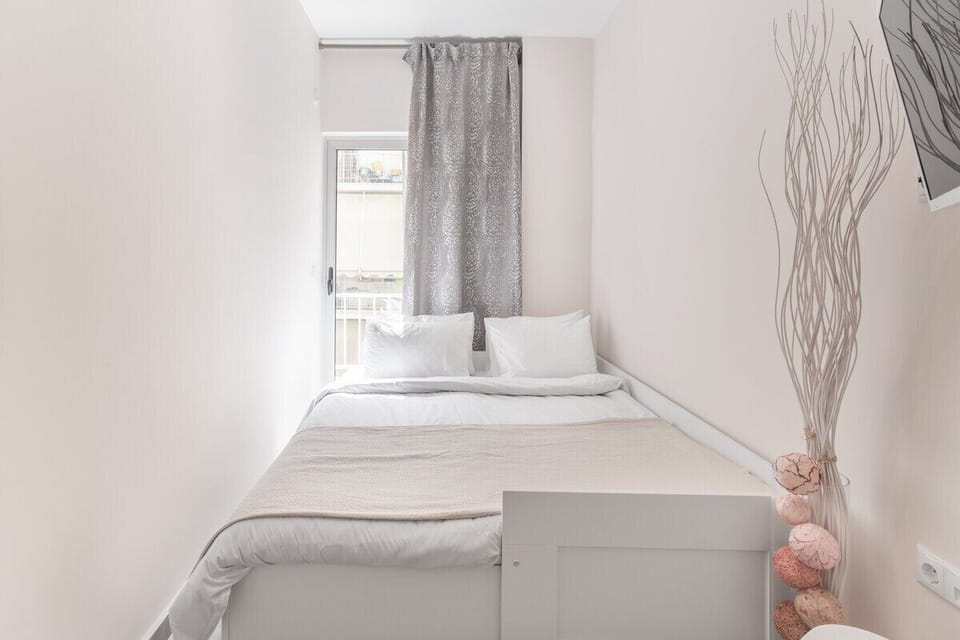 Bedroom 2, single bed that opens into double