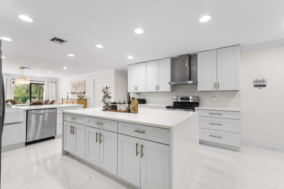 Large kitchen island and peninsula with stools.
