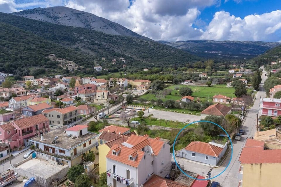 Blue Circle shows the property and its mountain view.