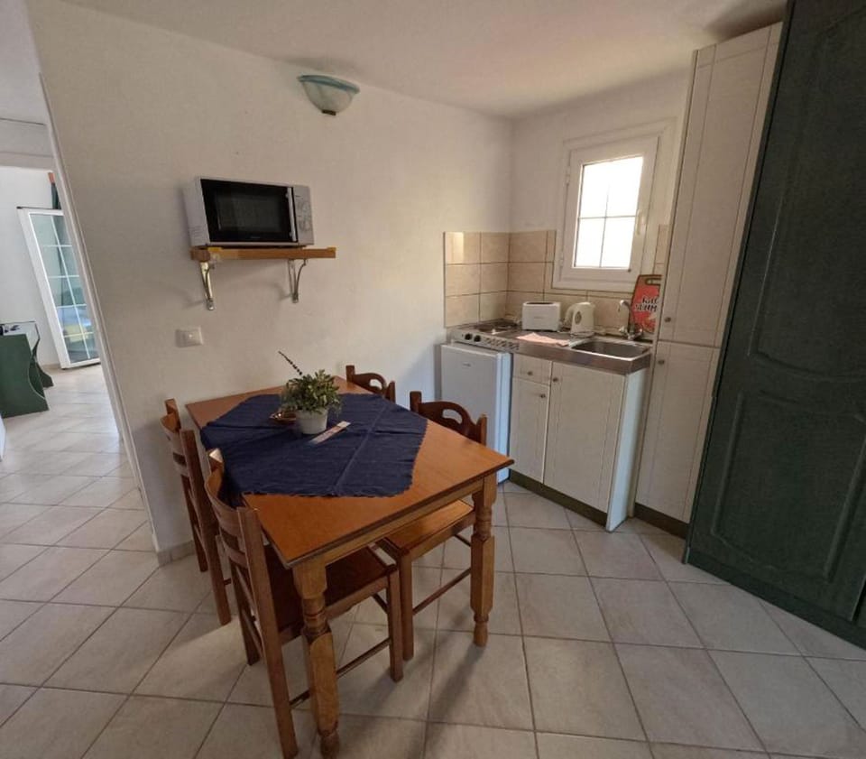 Dining table  and fully equipped kitchenette