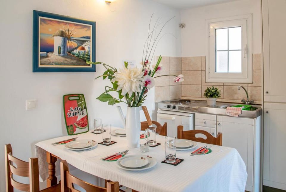 Dining table  and fully equipped kitchenette