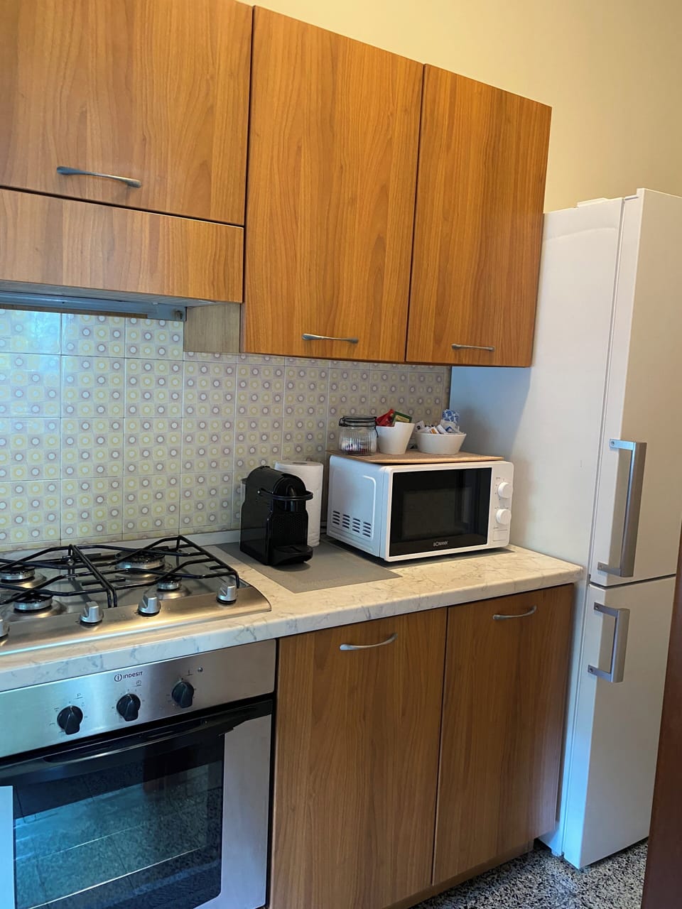 CUCINA CON FORNO, FRIGORIFERO, FREEZER ,MICROONDE,MACCHINA CAFFE ESPRESSO