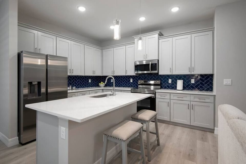 Prep and cook your best culinary creations in the fully equipped kitchen, with all the standard majo