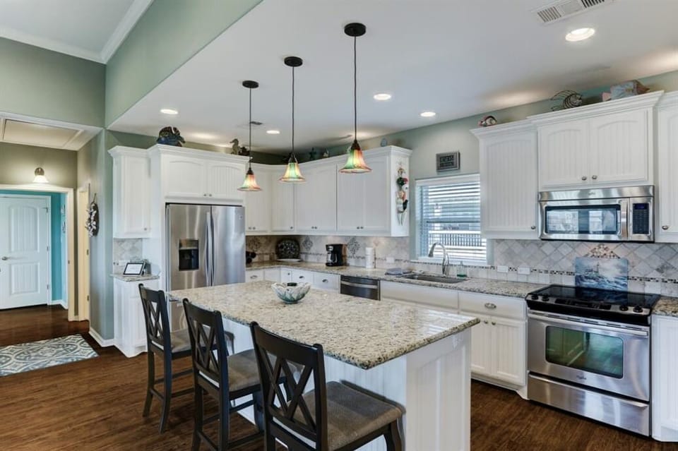Huge kitchen with Island. Perfect for a large group of people!