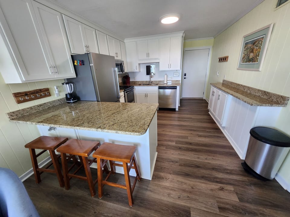 Full Kitchen with breakfast bar