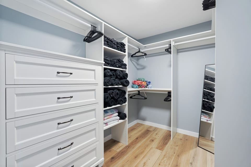 Master suit walk-in closet 
