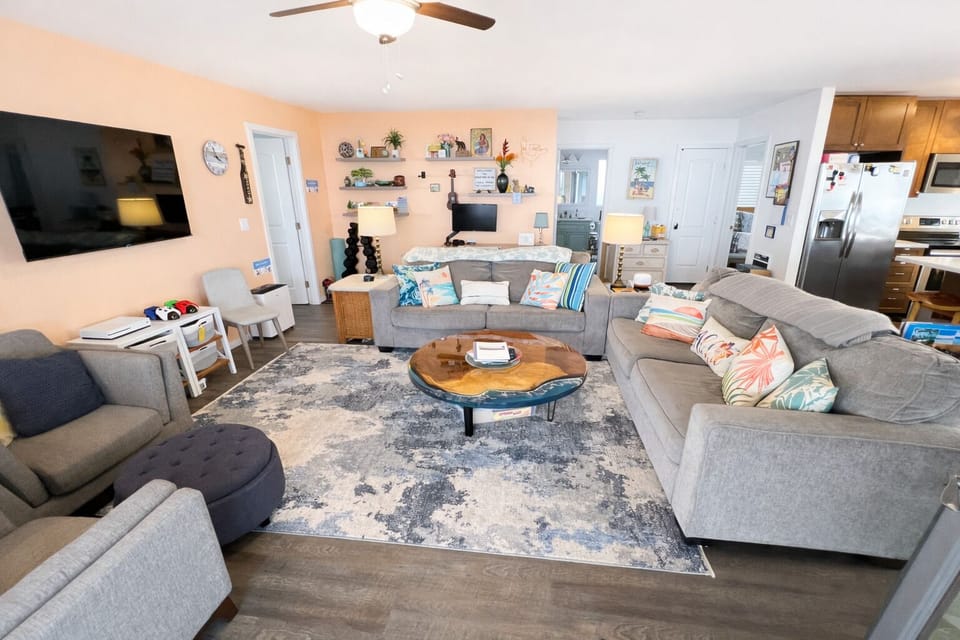 living area, 2nd desk and kitchen, view as upon entering home