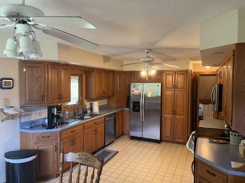 Fully equipped kitchen with 2nd dining area.