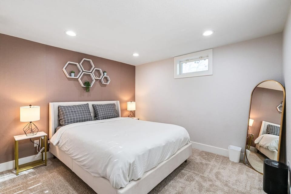 Master Bedroom - Queen size bed