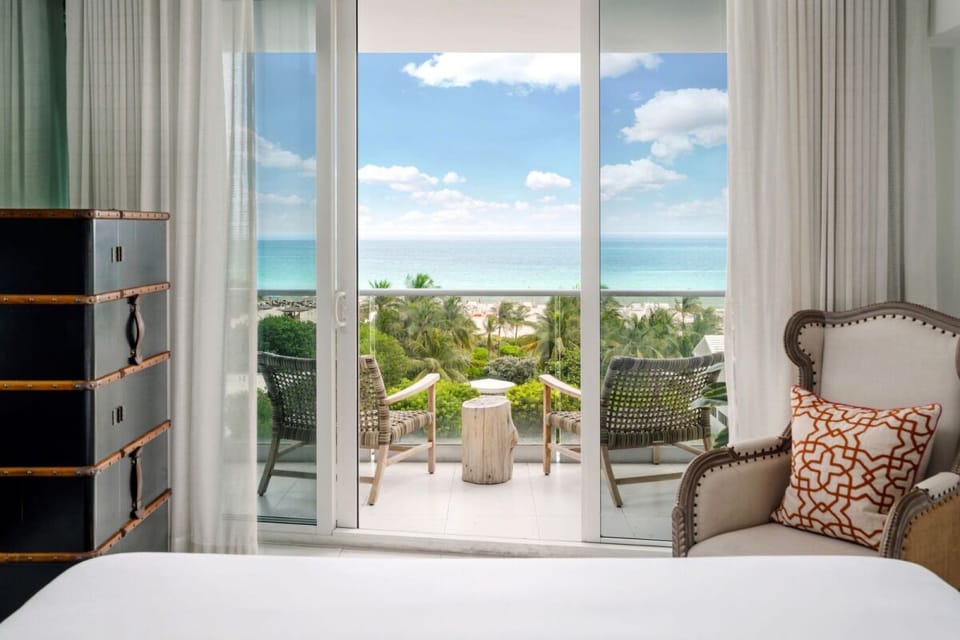 Unit with 1 King size bed. Exact unit will be assigned upon arrival. Views, colors and decor may vary.