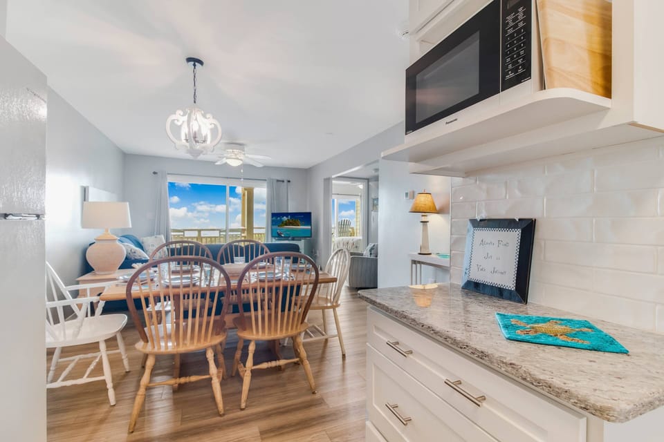 Dining table for 6  near the kitchen