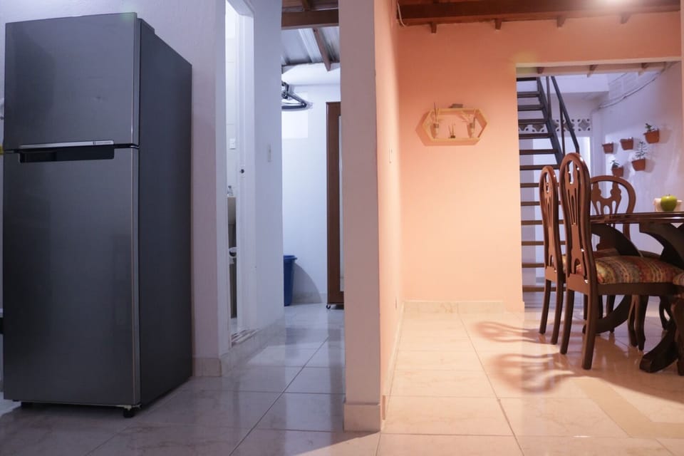 Se observa cocina, zona de labores y comedor.