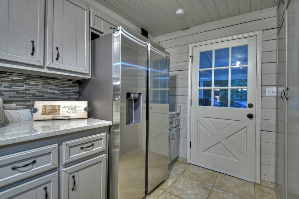 Fully stocked kitchen (3)
