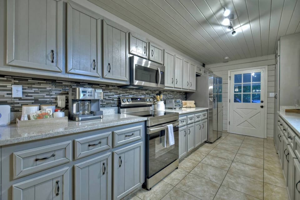 Fully stocked kitchen (2)