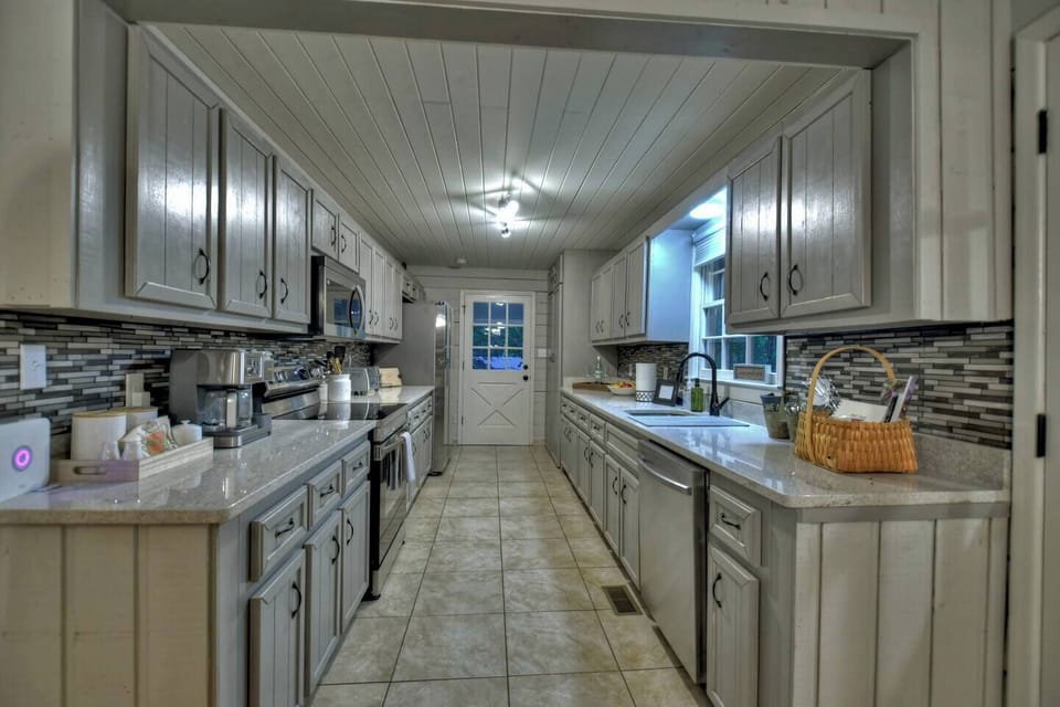 Fully stocked kitchen (1)