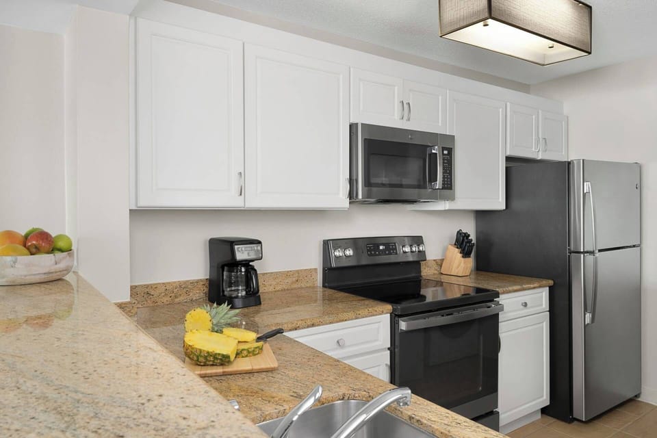 Full kitchen with all the necessities.