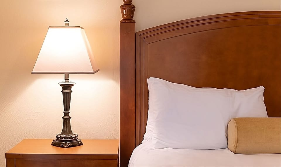 Unit with 1 King size bed. Exact unit will be assigned upon arrival. Views, colors and decor may vary.