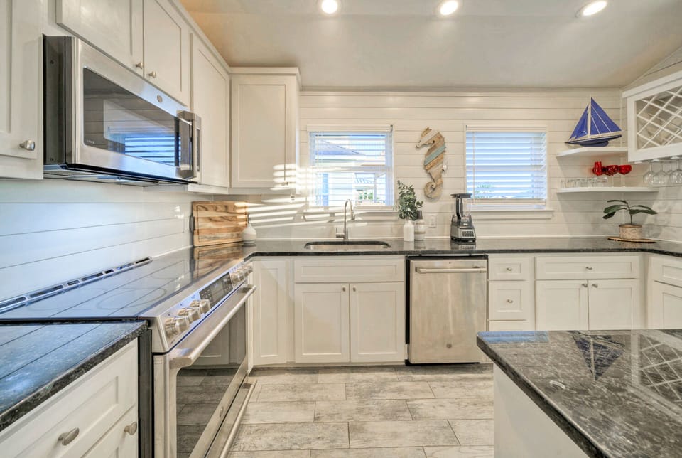 Bright and expansive kitchen for your cooking skills!