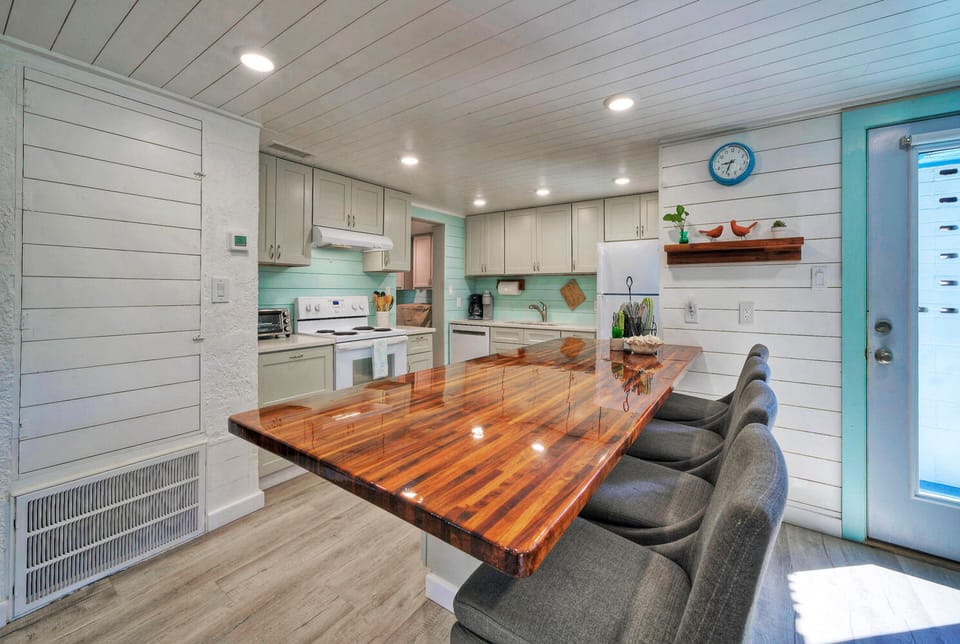 Breakfast bar with high chairs to match.