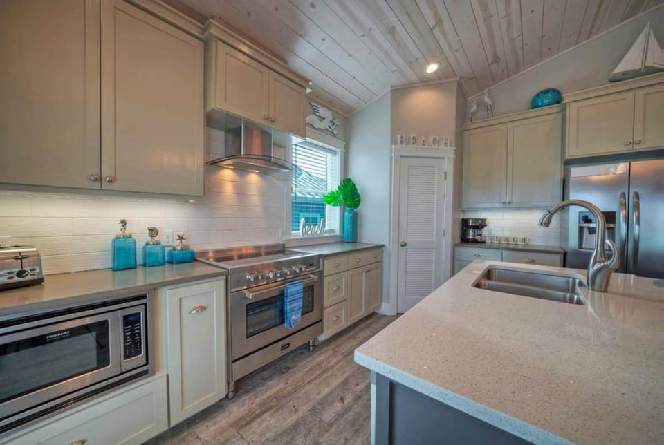 Contemporary chef's haven.