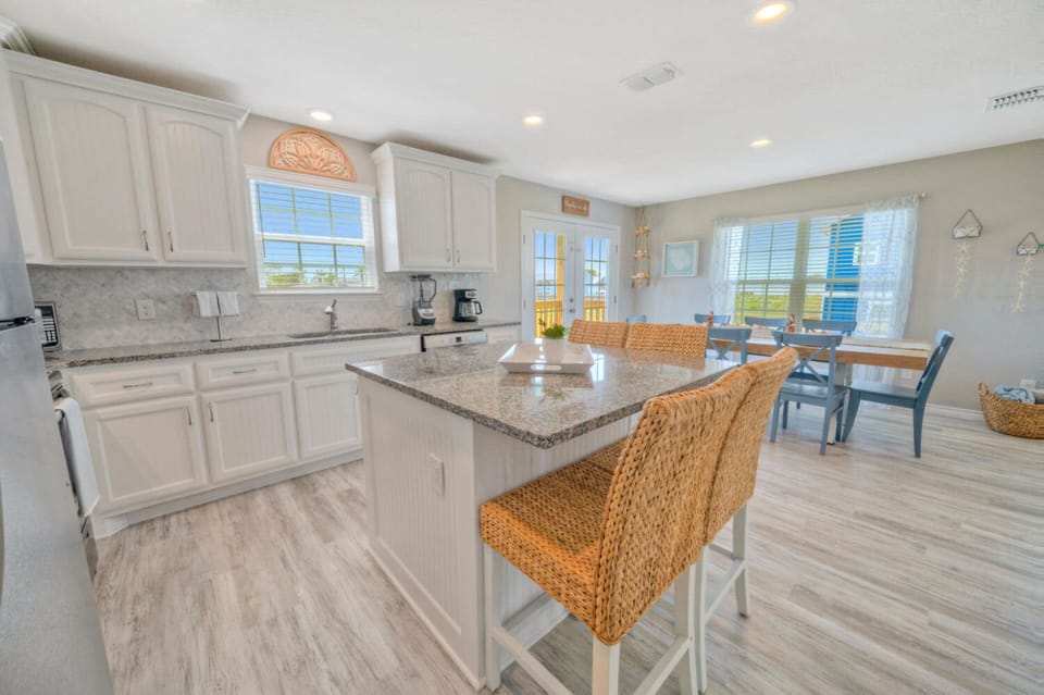 4-seater kitchen island.