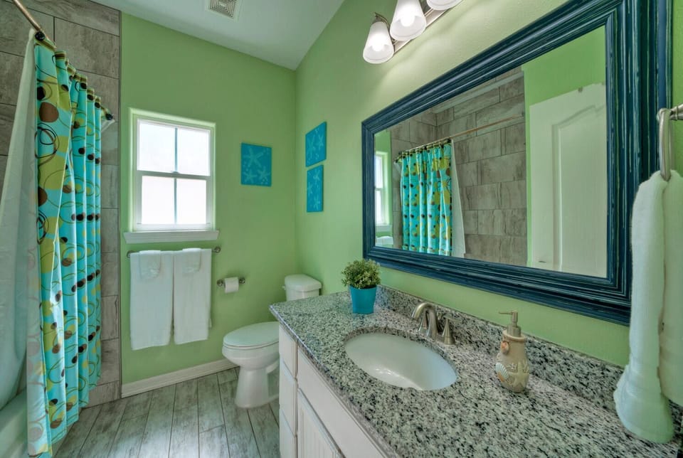 Full bathroom in the hallway.