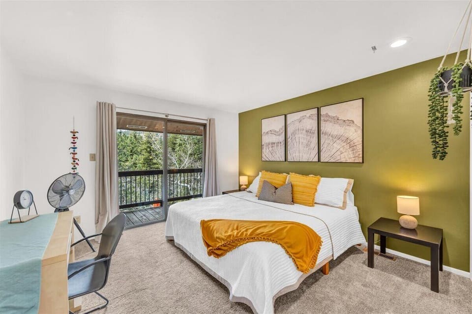 King bed with private balcony and desk