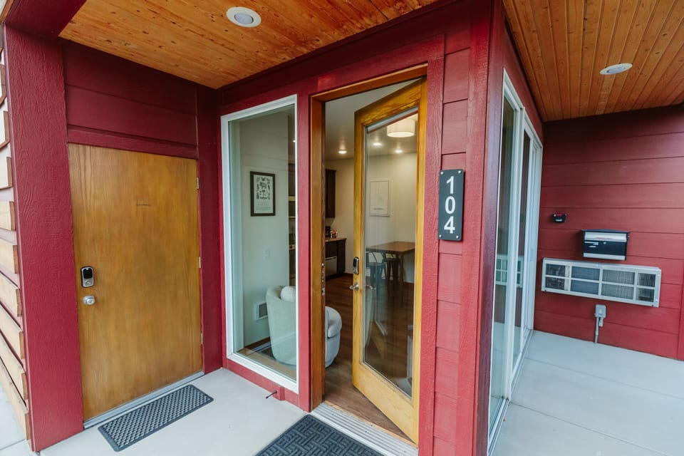 [Exterior] Self-check-in is extremely simple with our Yale smart lock.