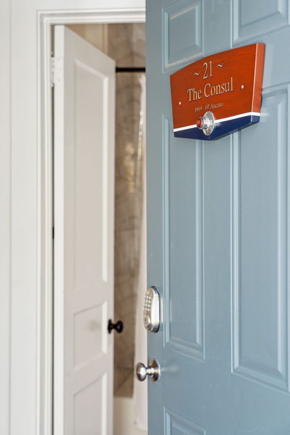 Welcome to The Consul - Room 21!