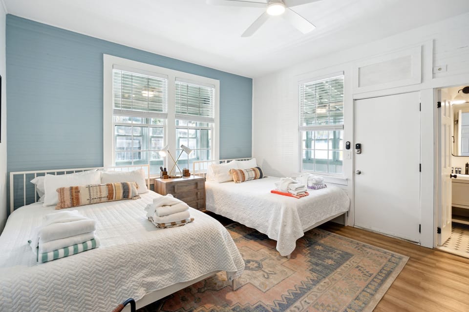 Welcome to The Aquarama - Room 33!