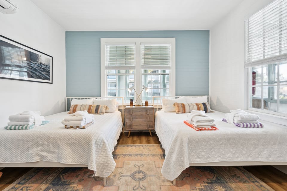 Welcome to The Aquarama - Room 33!