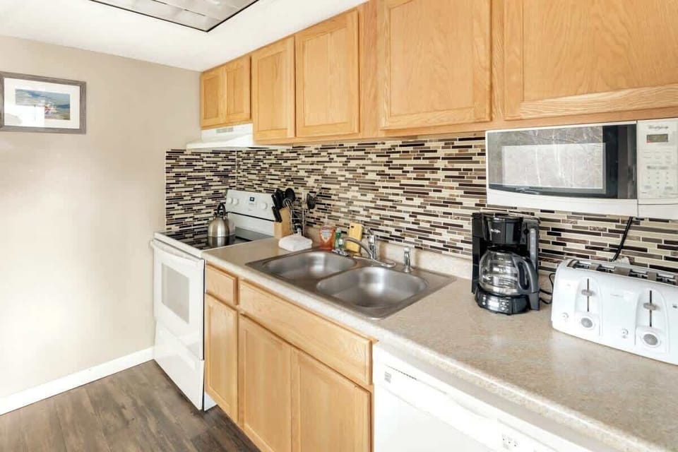 Tasty meals await in this fully equipped condo kitchen with full-sized appliances.