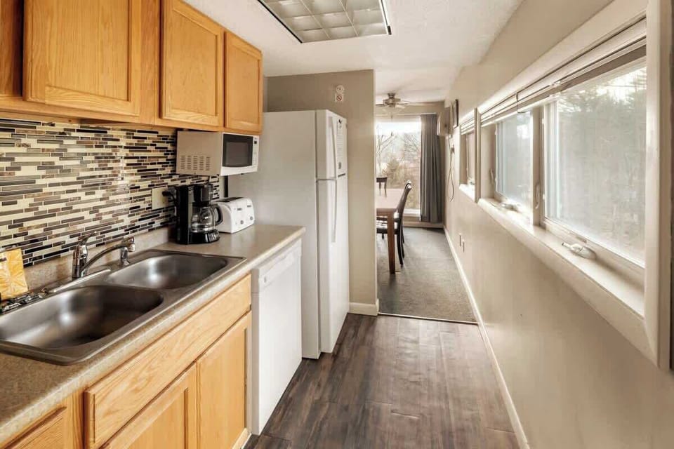  Fully equipped condo kitchen with full-sized appliances.